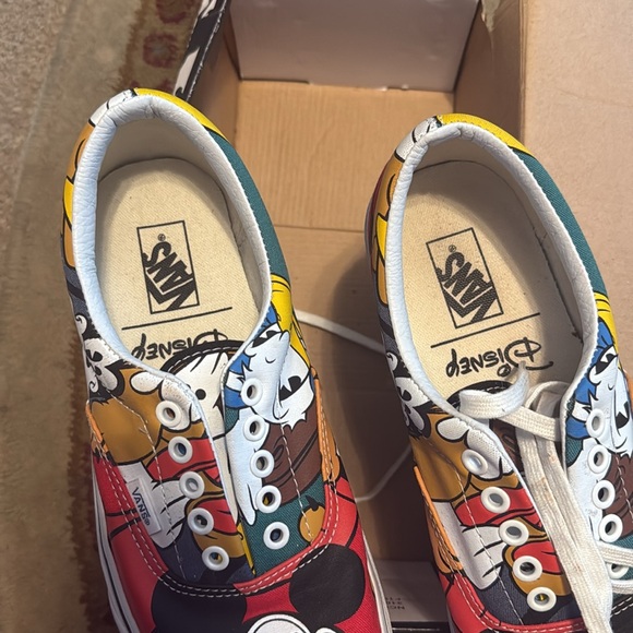Vans DISNEY  Brand New never worn 
Size 9 / 10.5 With box (not in good shape) - Picture 2 of 10